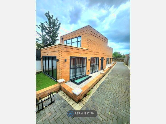 3 Bedroom Detached House To Rent In Greenford Avenue, Southall, UB1