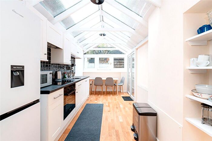 2 Bedroom Flat To Rent In Cambridge Gardens, London, W10