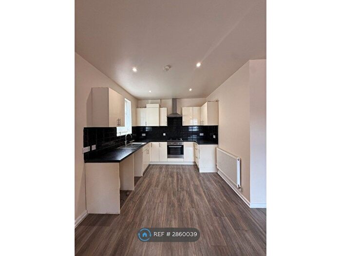 2 Bedroom Flat To Rent In Oldham, Oldham, OL2