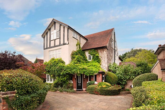 5 Bedroom Detached House For Sale In Heathfield Road, Bushey, WD23