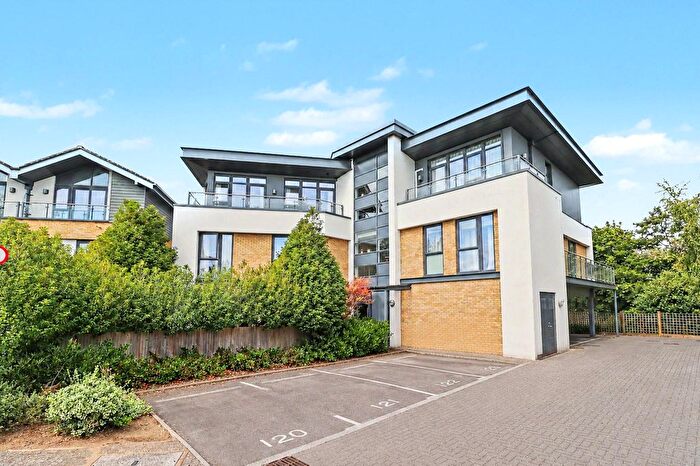 1 Bedroom Flat For Sale In Sycamore Avenue, Woking, Surrey, GU22
