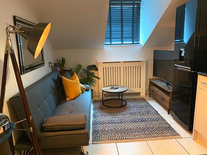 1 Bedroom Flat To Rent In Flat, Portland Street, - Bed, LN5