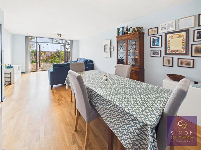 3 Bedroom Flat To Rent In Bow Lane, North Finchley, - Garden Maintenance Included In Rent, N12