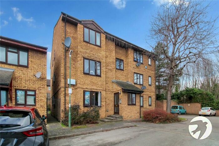 Studio To Rent In Dial Close, Greenhithe, Kent, DA9