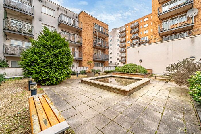 2 Bedroom Flat To Rent In Rosemoor House, - Broadway, London, W13