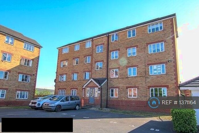 2 Bedroom Flat To Rent In Village Close, Hoddesdon, EN11