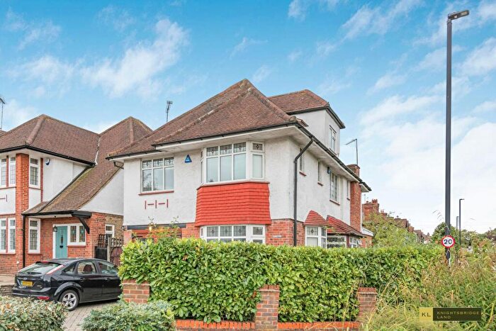 5 Bedroom Detached House For Sale In Meadway, London, N14