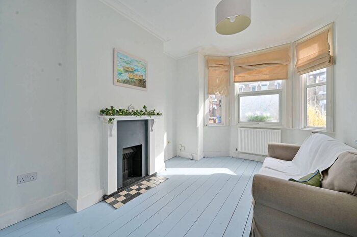 1 Bedroom Maisonette For Sale In Eastbury Grove, Chiswick, London, W4