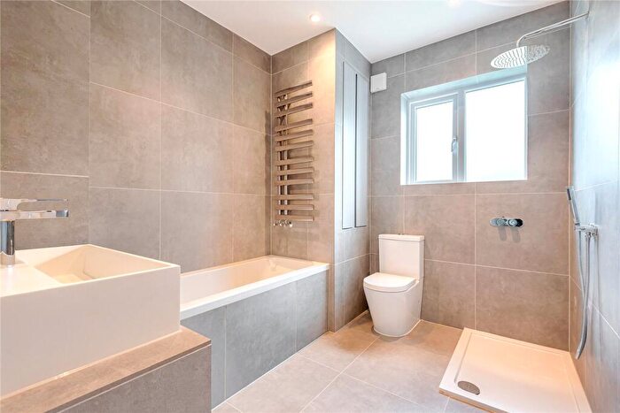 2 Bedroom Flat For Sale In Goldings Hill, Loughton, Essex, IG10