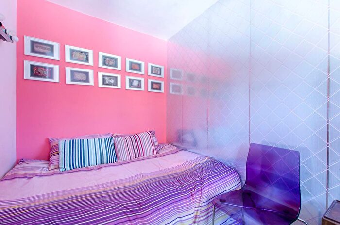 2 Bedroom Flat To Rent In Turner Street, Whitechapel, London, E1