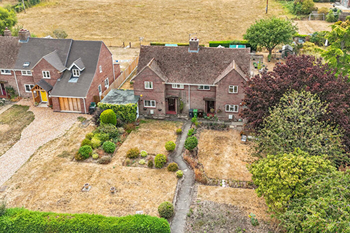 3 Bedroom Semi-Detached House For Sale In The Plantation, Sherfield Green, Hook, RG27