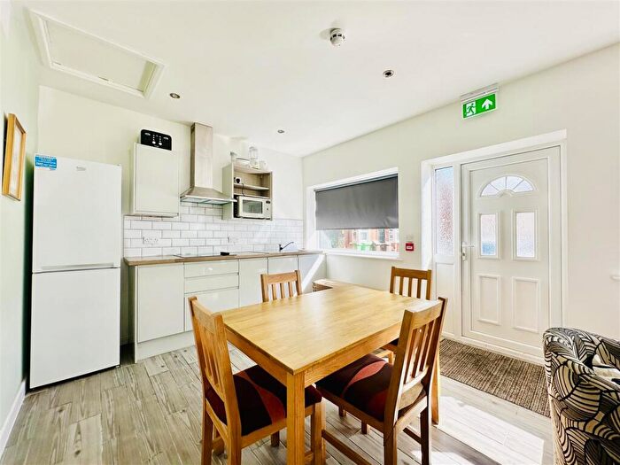 2 Bedroom Apartment To Rent In Derby Road, Nottingham, NG7