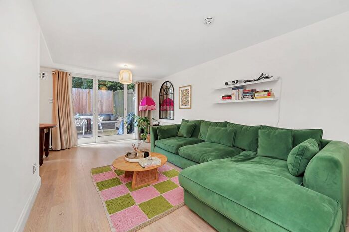 2 Bedroom Flat For Sale In Great Western Road, London, W11
