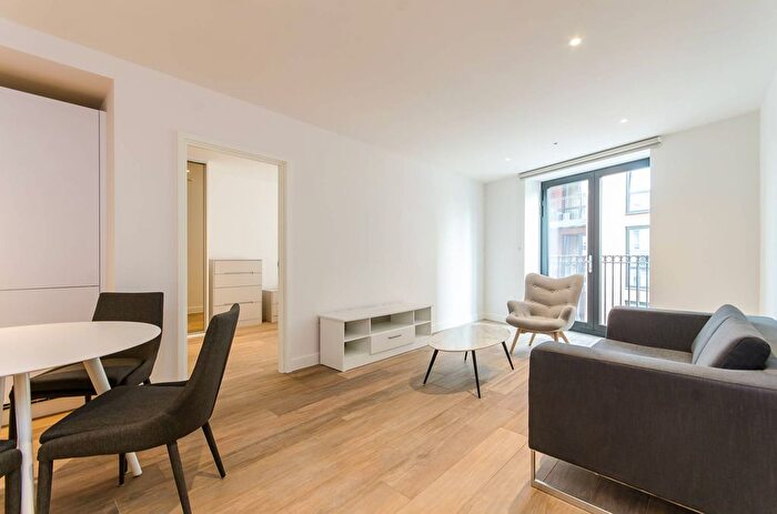 2 Bedroom Flat To Rent In Three Colts Lane, Bethnal Green, London, E2