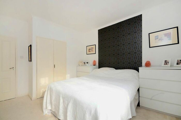 3 Bedroom Flat To Rent In Wimbledon Park Side, Wimbledon, London, SW19