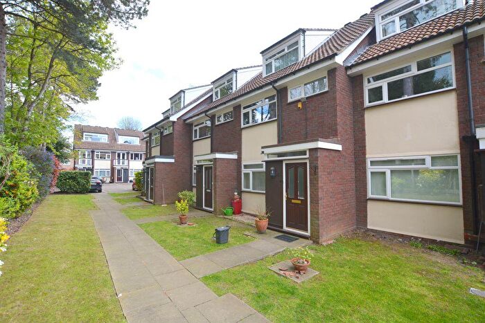 2 Bedroom Maisonette To Rent In Westfield Park, Hatch End, HA5