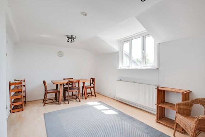 1 Bedroom Flat To Rent In Brondesbury Road, Kilburn, NW6