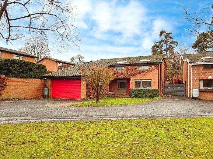 5 Bedroom Detached House For Sale In Coleridge Avenue, Yateley, Hampshire, GU46