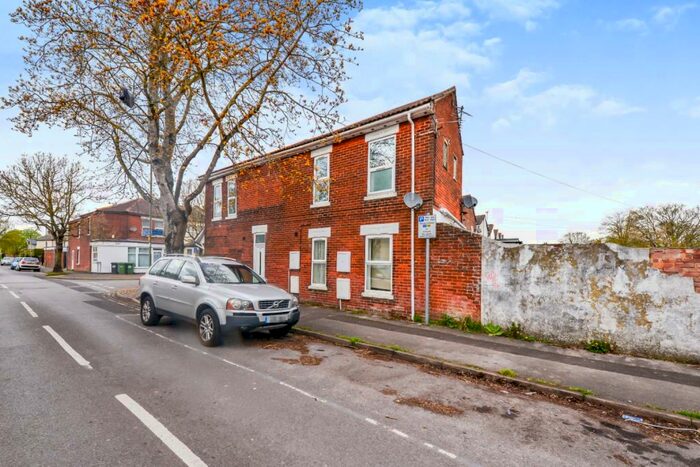 2 Bedroom Flat To Rent In High Street, Eastleigh, Hampshire, SO50