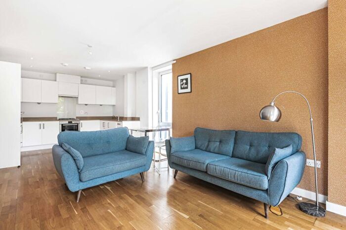 2 Bedroom Apartment To Rent In Trafalgar Gardens, Stepney Green, London, E1