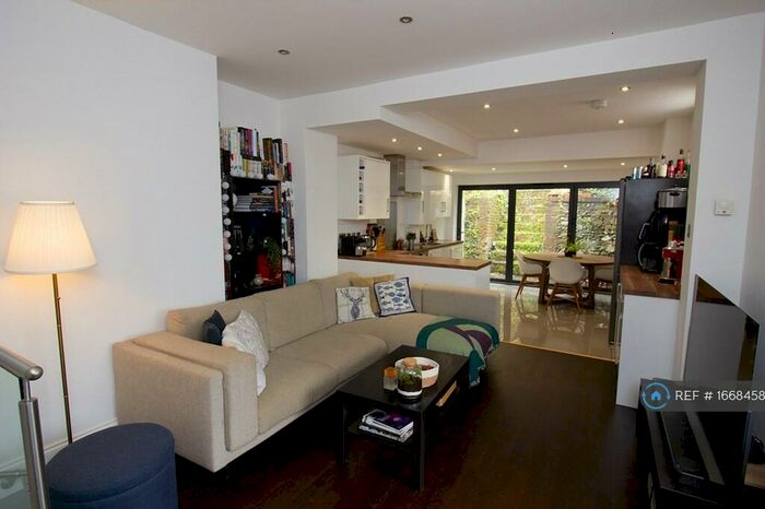 2 Bedroom Flat To Rent In Sydenham Road, Guildford, GU1