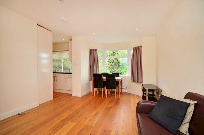 3 Bedroom Flat To Rent In Garrick Avenue, Golders Green, London, NW11