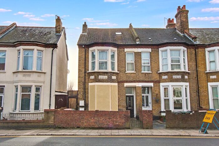 1 Bedroom Flat For Sale In Ground Floor Flat, Upton Lane, London, E7