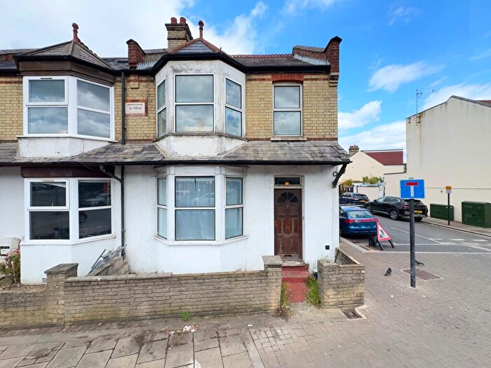 3 Bedroom Semi Detached House For Sale In Whitchurch Lane, Edgware, HA8