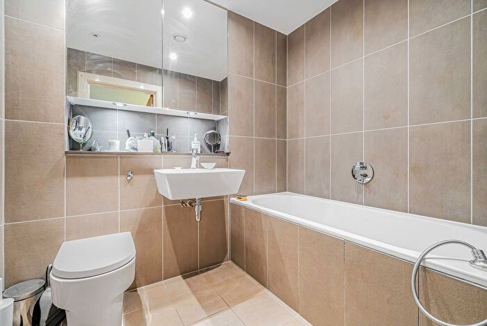 2 Bedroom Flat For Sale In Station Road, Henley-On-Thames, Oxfordshire, RG9