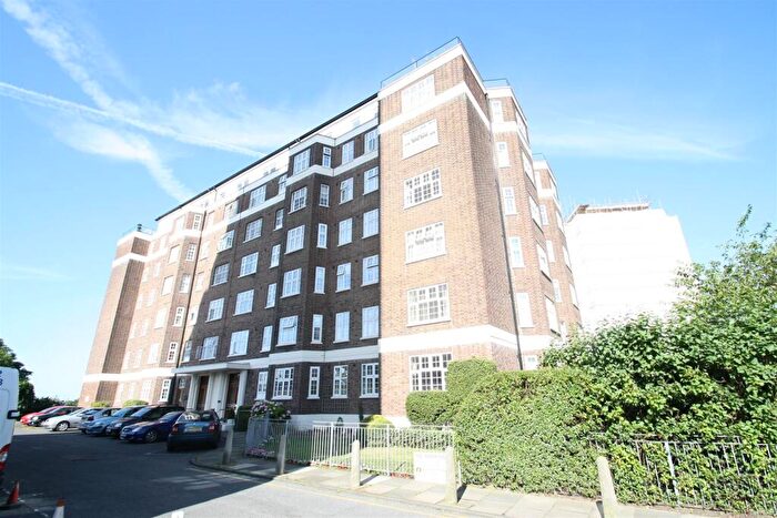 3 Bedroom Flat For Sale In St Clements Court, Leigh Broadway, SS9