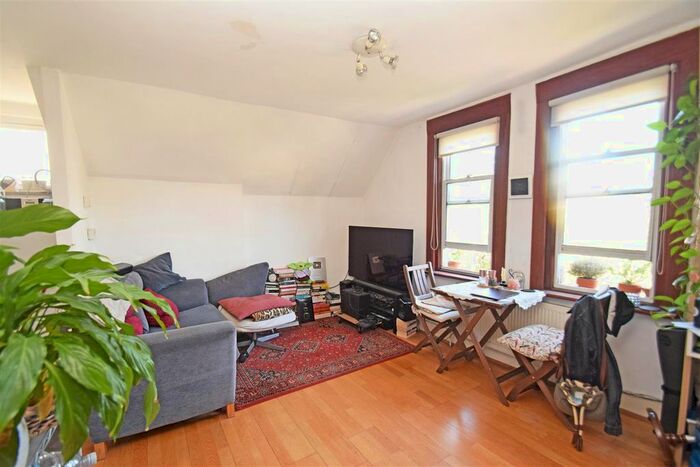 2 Bedroom Flat To Rent In St. Margarets Road, St Margarets, Twickenham, TW1