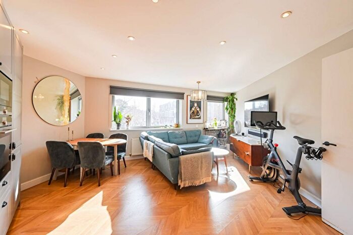 2 Bedroom Flat For Sale In Benwell Road, Islington, London, N7