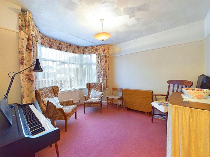 2 Bedroom Flat For Sale In Chesham Close, Goring By Sea, Worthing, BN12