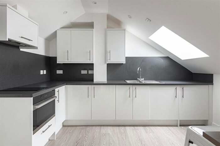 2 Bedroom Flat To Rent In Lower Bristol Road, Bath, BA2