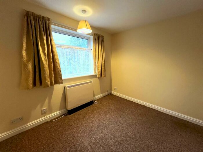 1 Bedroom Flat To Rent In Stourbridge Road, Halesowen, West Midlands, B63