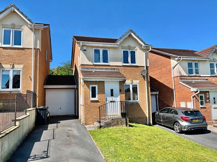 3 Bedroom Link Detached House For Sale In Rogers Drive, Saltash, PL12