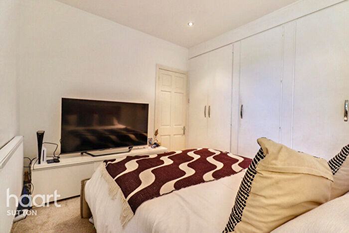2 Bedroom Flat To Rent In Lower Road, Sutton, SM1