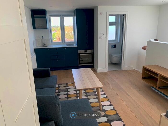 Studio To Rent In Holly Park Road, London, N11