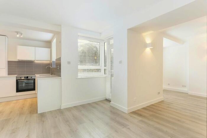 2 Bedroom Flat To Rent In Kew Bridge Court, London, W4