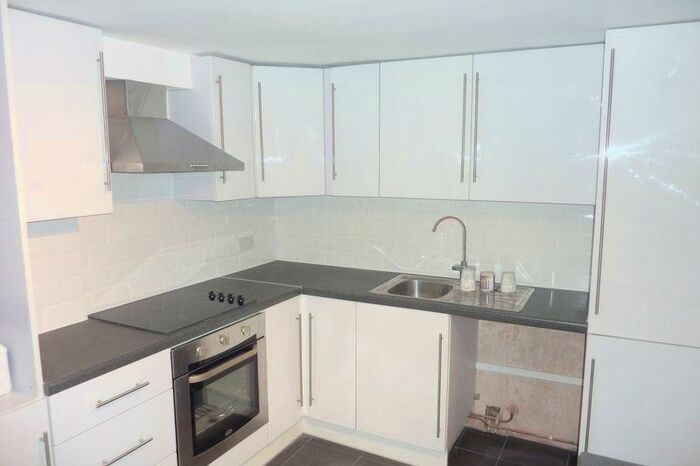 Flat To Rent In Kilworth Avenue, Southend-On-Sea, SS1