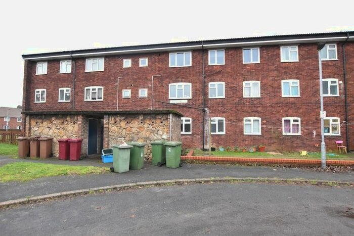 2 Bedroom Flat To Rent In Poplar Gardens, Scunthorpe, DN16
