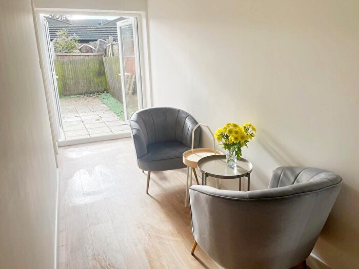 2 Bedroom Flat To Rent In Clarence Villas, Hawks Road, KT1