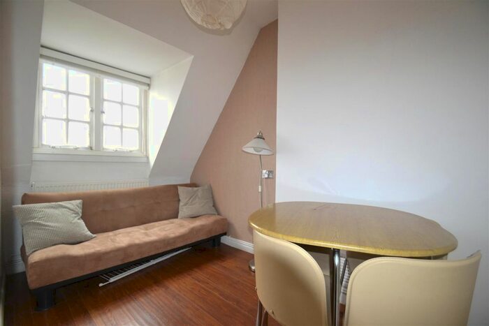 2 Bedroom Flat To Rent In Riverside Gardens, Hammersmith, W6
