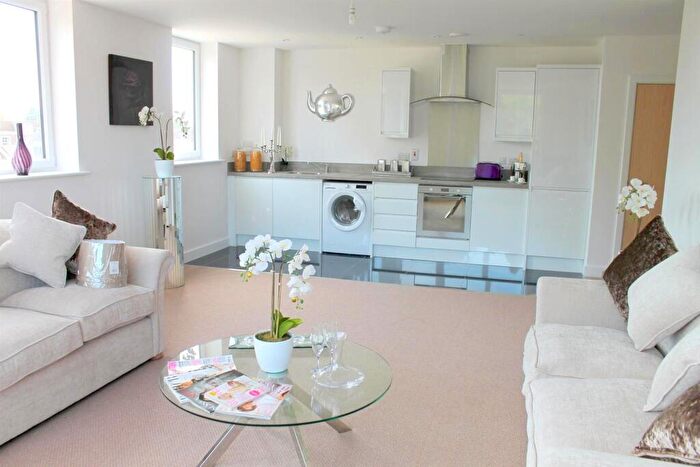 2 Bedroom Flat To Rent In Cantelupe Road, East Grinstead, RH19
