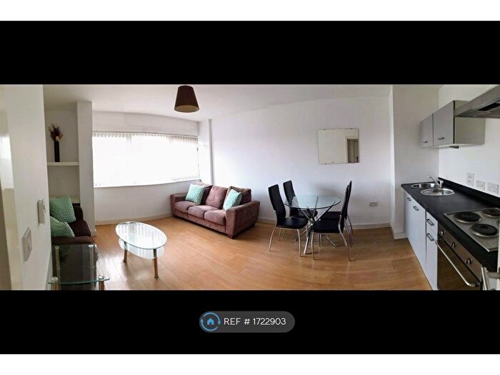 2 Bedroom Flat To Rent In Madison Court, Salford, M50