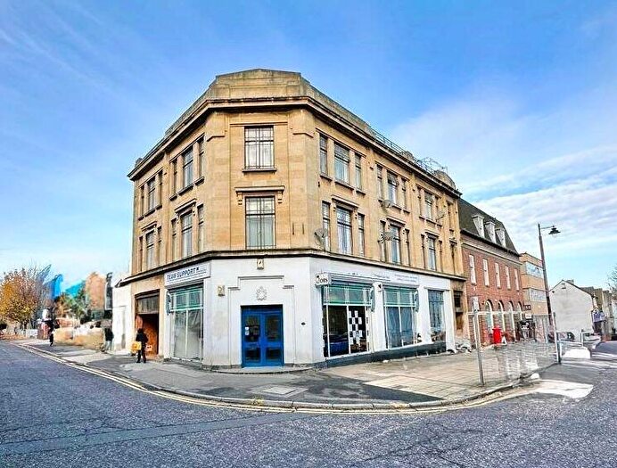 2 Bedroom Flat To Rent In Green Street, Gillingham, ME7