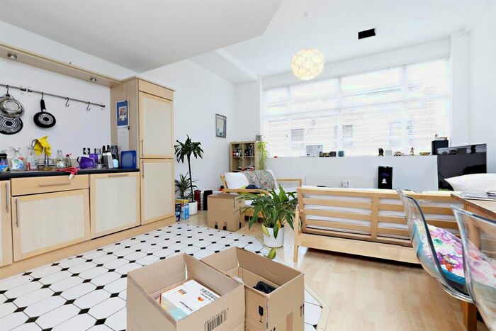 1 Bedroom Flat To Rent In Bluelion Place, Long Lane, London Bridge, SE1