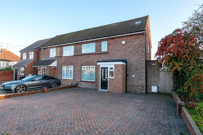 3 Bedroom Semi Detached House For Sale In Worthington Road, Dunstable, Bedfordshire, LU6