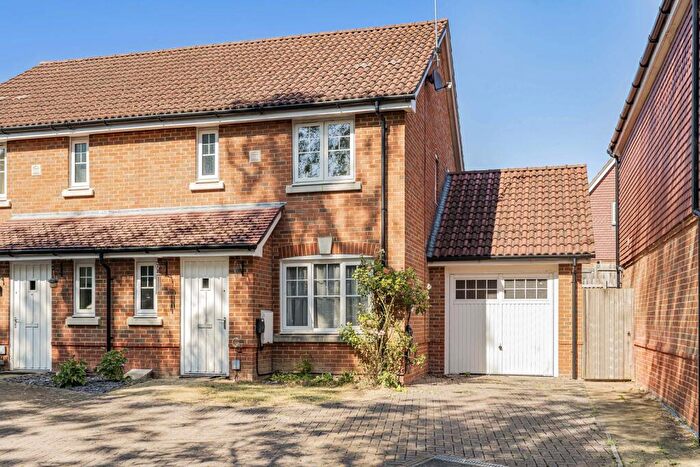 3 Bedroom Semi-Detached House For Sale In Garstons Way, Holybourne, Alton, Hampshire, GU34