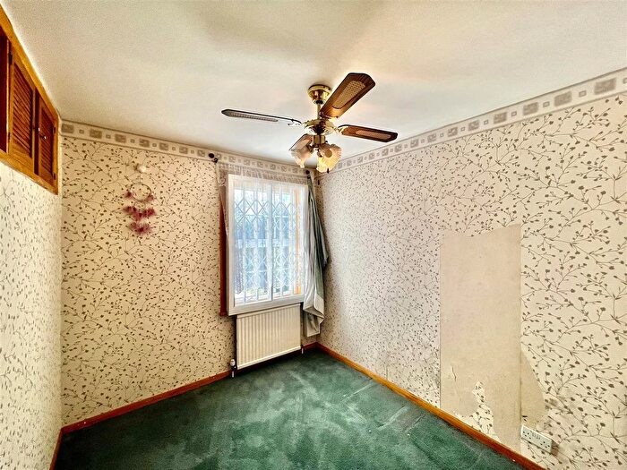 3 Bedroom End Terrace House For Sale In Hanworth Road, Hounslow, TW3